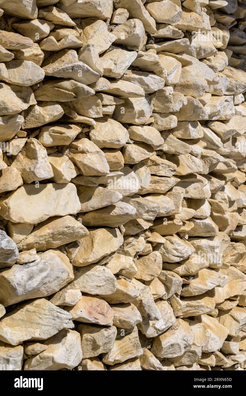 Gestapelte Steinwand für ein abstraktes Design. Stockfoto