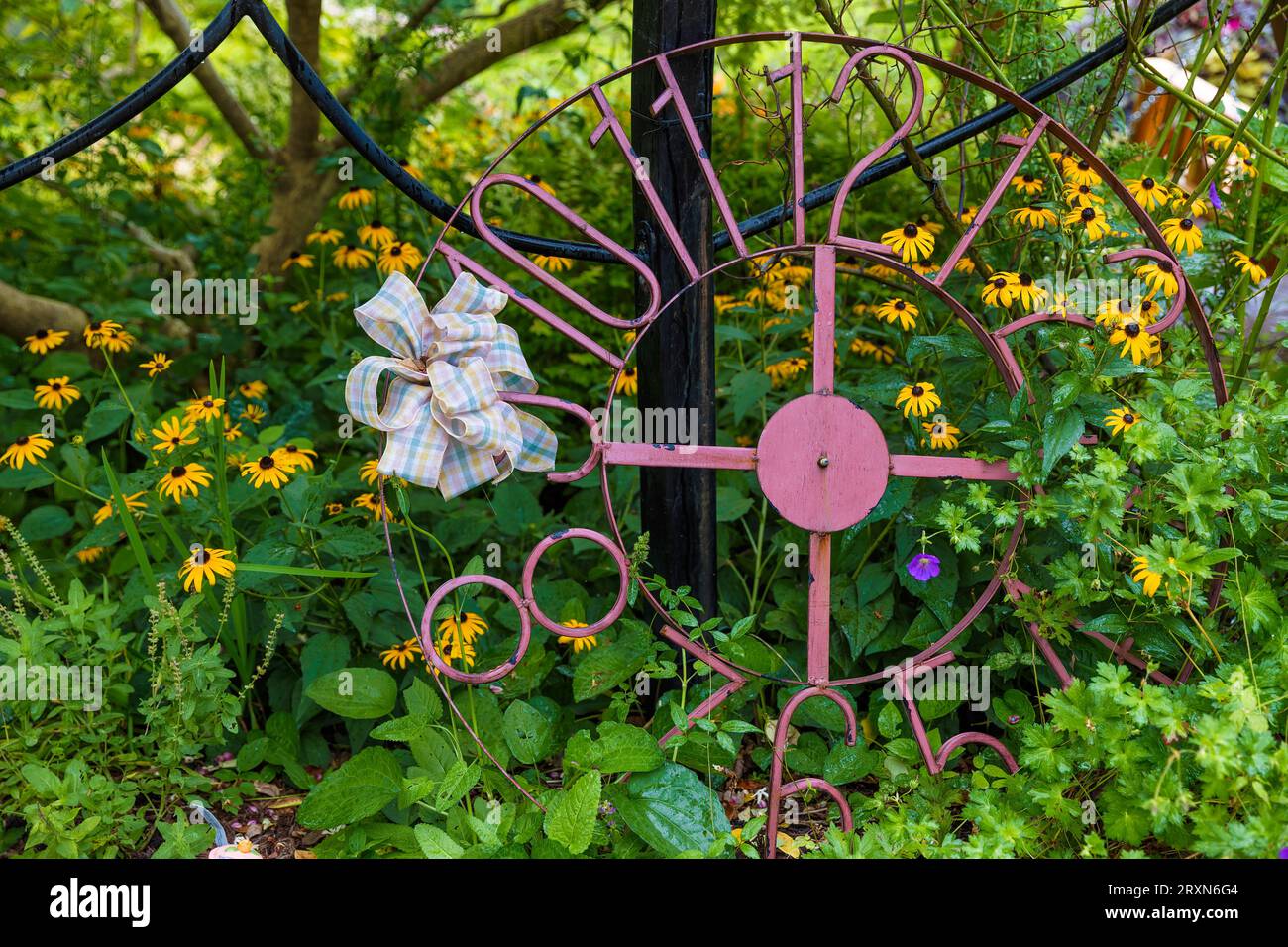 Lure Lake, North Carolina, USA - 11. August 2023: The Flowering Bridge ist ein Freiwilligengarten, der sich an und an jedem Ende der Dekommis befindet Stockfoto