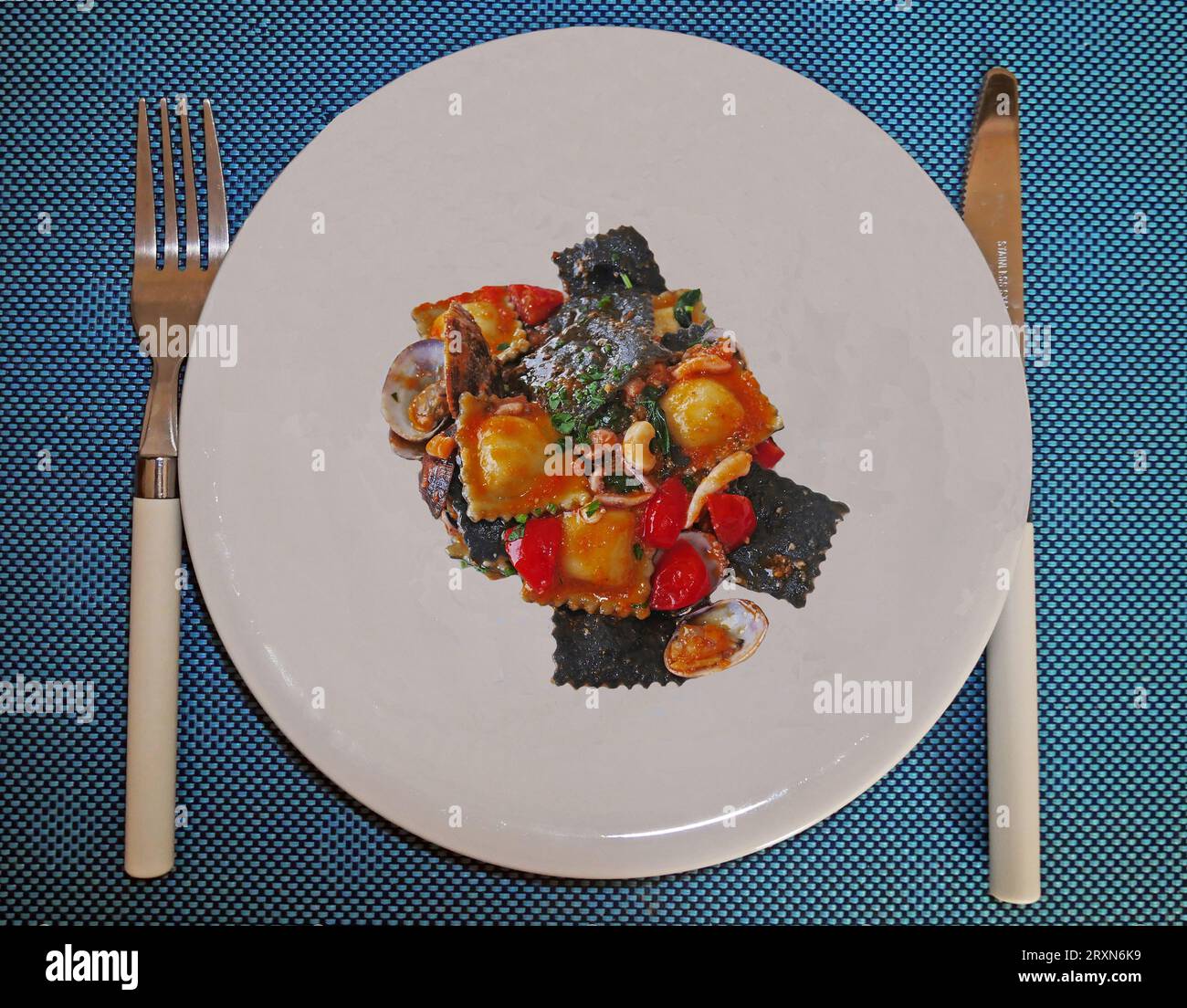 Fischravioli mit Muscheln, Krabben und Tintenfischen Stockfoto