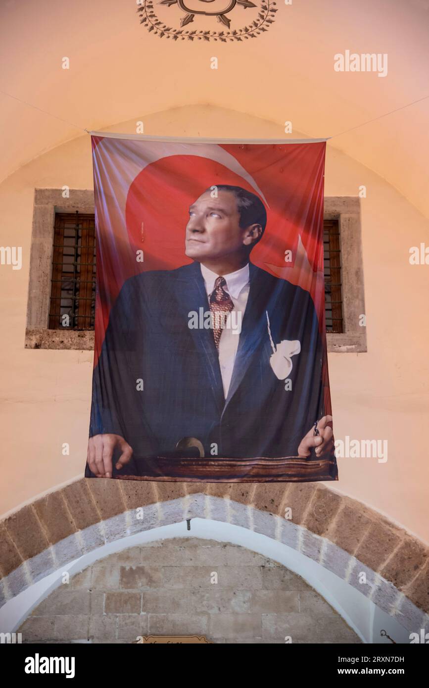 Mustafa Kemal Atatürk Bild über einem Eingang zum Gewürzbasar in Istanbul Türkei. Stockfoto