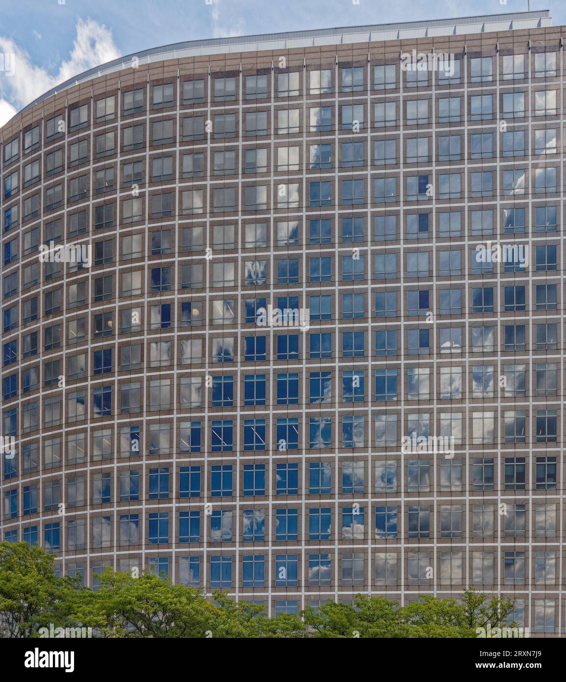 300 die Vesey Street, die Heimat der New York Mercantile Exchange, trat 2013 dem Brookfield Place bei. Die Granit- und Glasfassade spiegelt den Himmel wider. Stockfoto