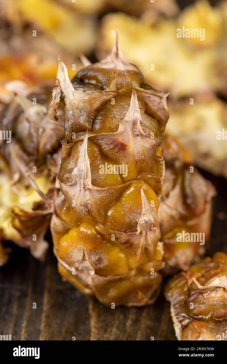 Grüngelbe Schale reifer Ananas Nahaufnahme, geschälte Ananasschale grün und gelb Stockfoto