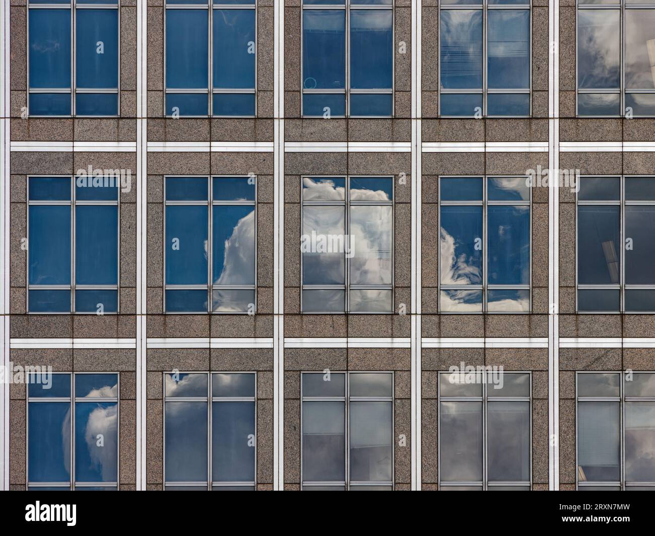 300 die Vesey Street, die Heimat der New York Mercantile Exchange, trat 2013 dem Brookfield Place bei. Die Granit- und Glasfassade spiegelt den Himmel wider. Stockfoto