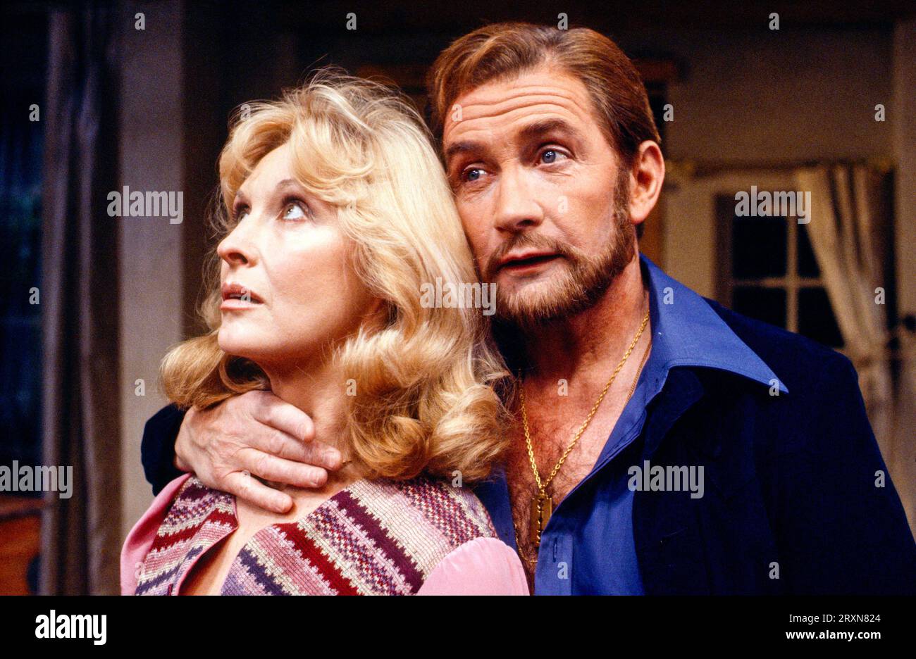 Nyree Dawn Porter (Ellen Blake), Roy Dotrice (Stranger) in THE DRAGON VARIATION von Robert King im Harlow Playhouse, Harlow, Essex, England 13/09/1977, Regisseur: Marc Miller Stockfoto