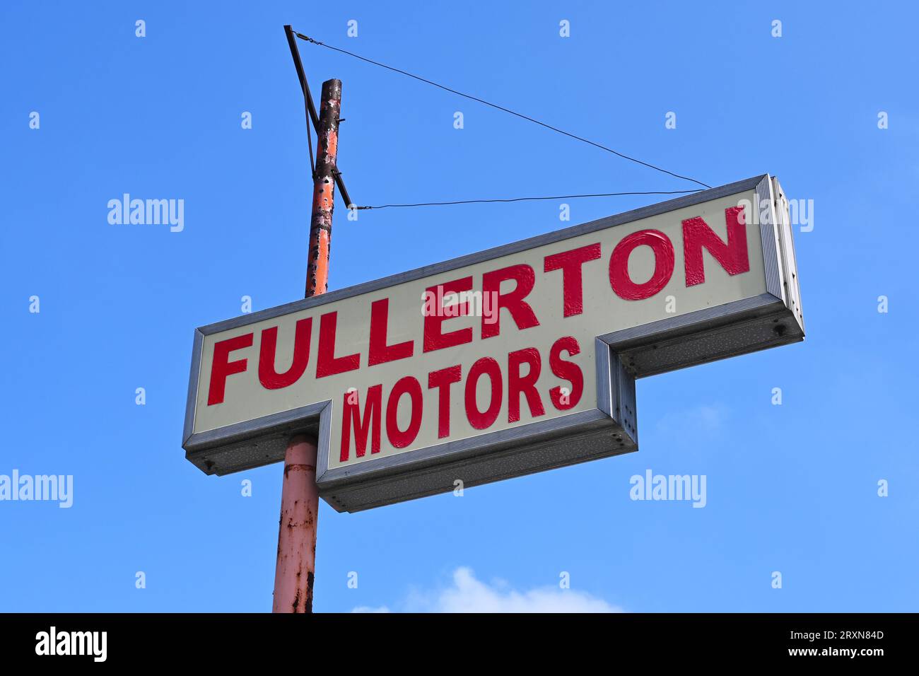 FULLERTON, KALIFORNIEN - 12. SEPTEMBER 2023: Schild bei Fullerton Motors, einem Gebrauchtwagenhändler auf der Wilshire Avenue im Stadtzentrum. Stockfoto