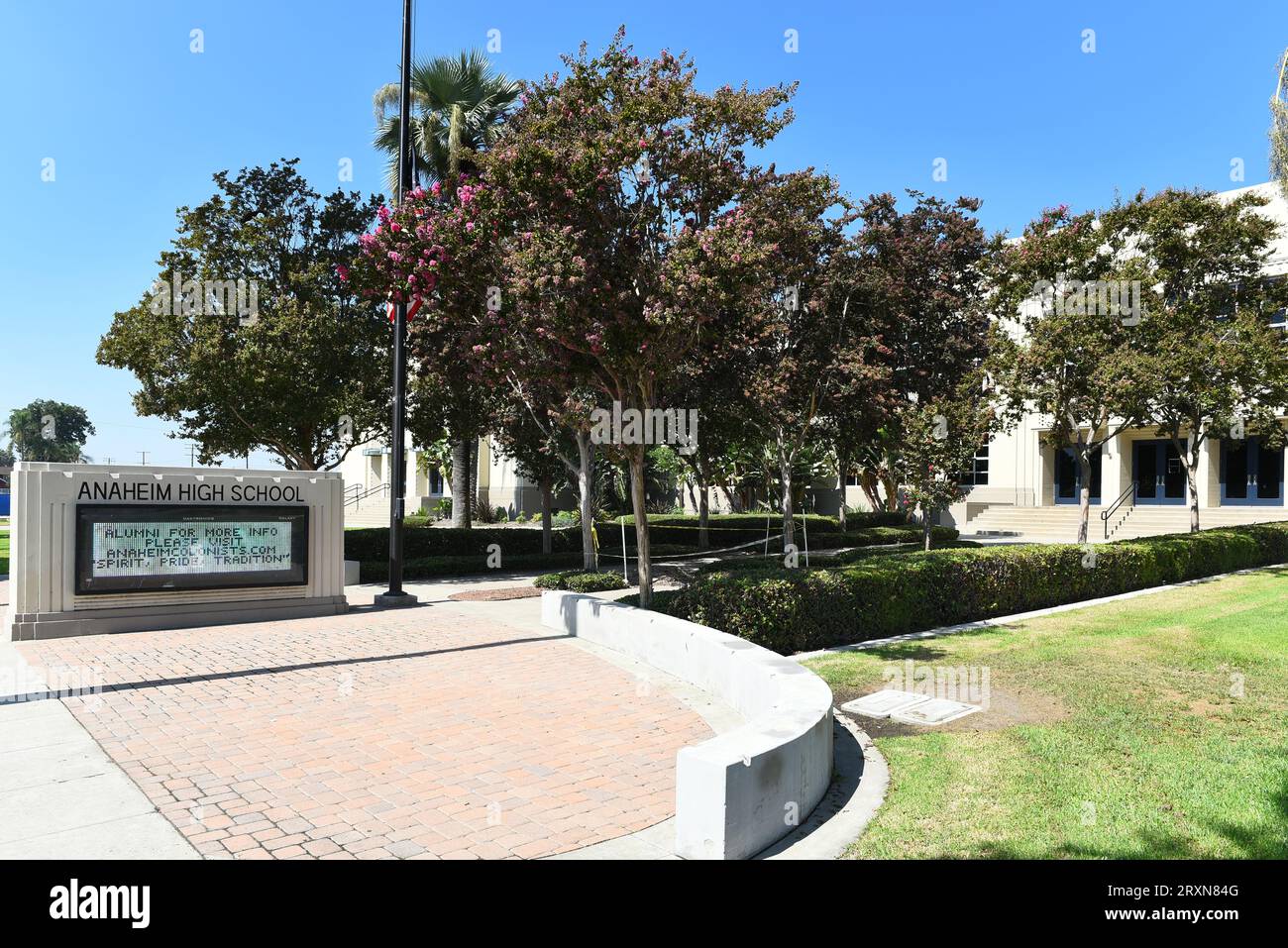 ANAHEIM, KALIFORNIEN - 24. SEPTEMBER 2023: Das elektronische Festzelt an der Anaheim Union High School in der Lincoln Avenue. Stockfoto