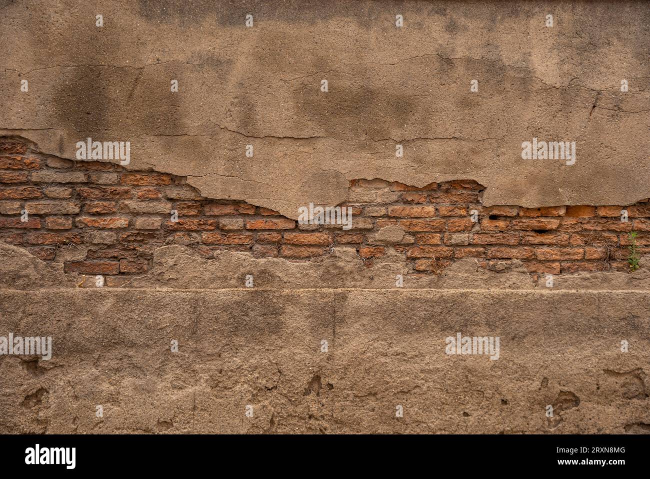 Cemento scrostato su vecchio muro con mattoni a vista Stockfoto