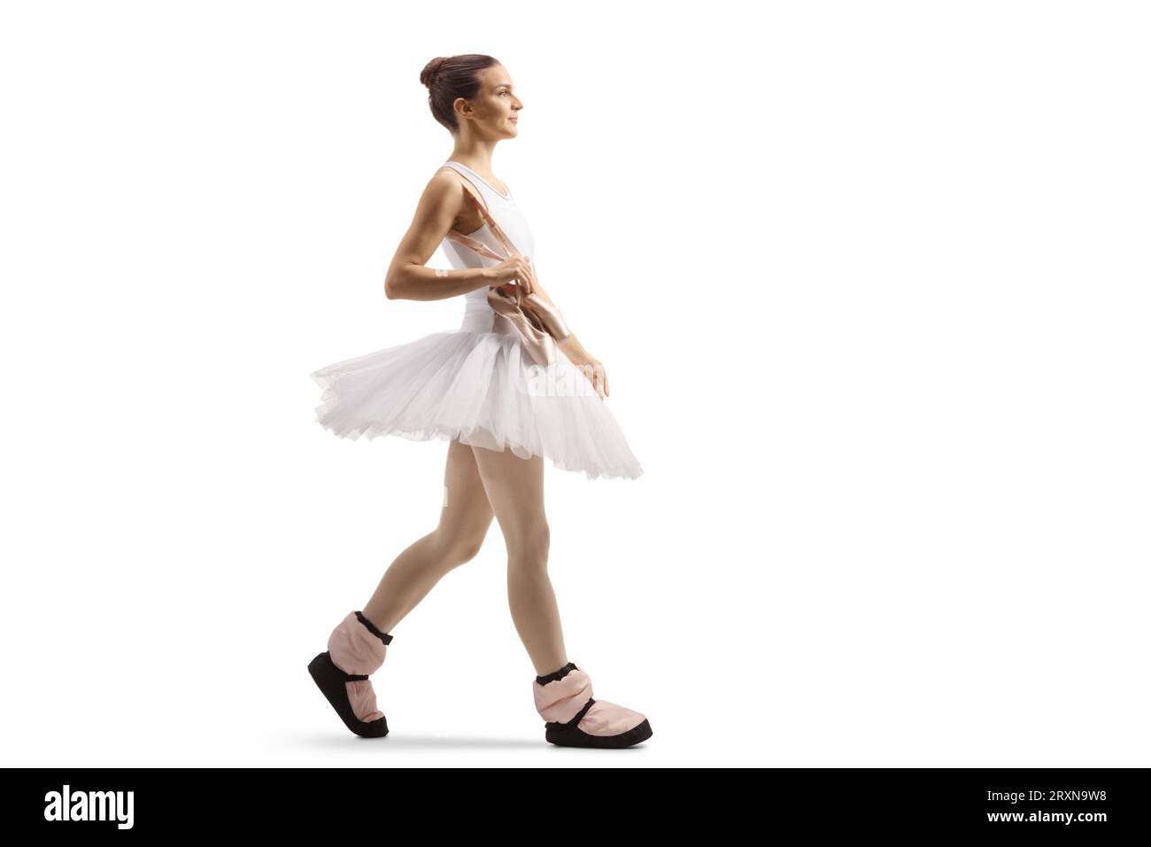 Ballerina trägt Beinwärmer und trägt Zehenschuhe isoliert auf weißem Hintergrund Stockfoto