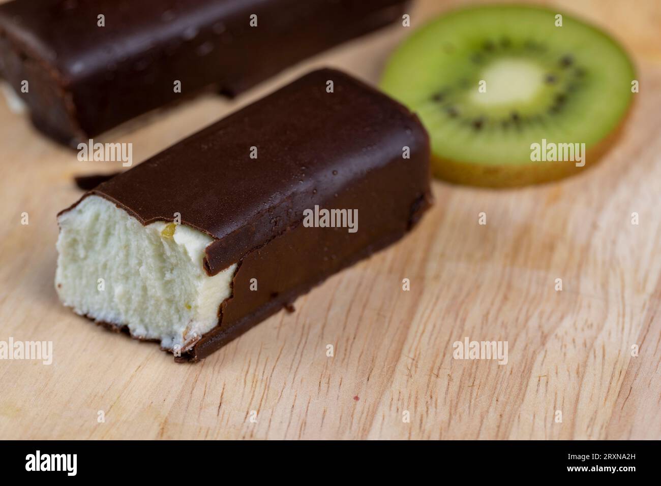 Süßer grüner Hüttenkäse mit Kiwigeschmack in Schokoladenglasur, köstlicher Dessert Hüttenkäse in Schokolade Stockfoto