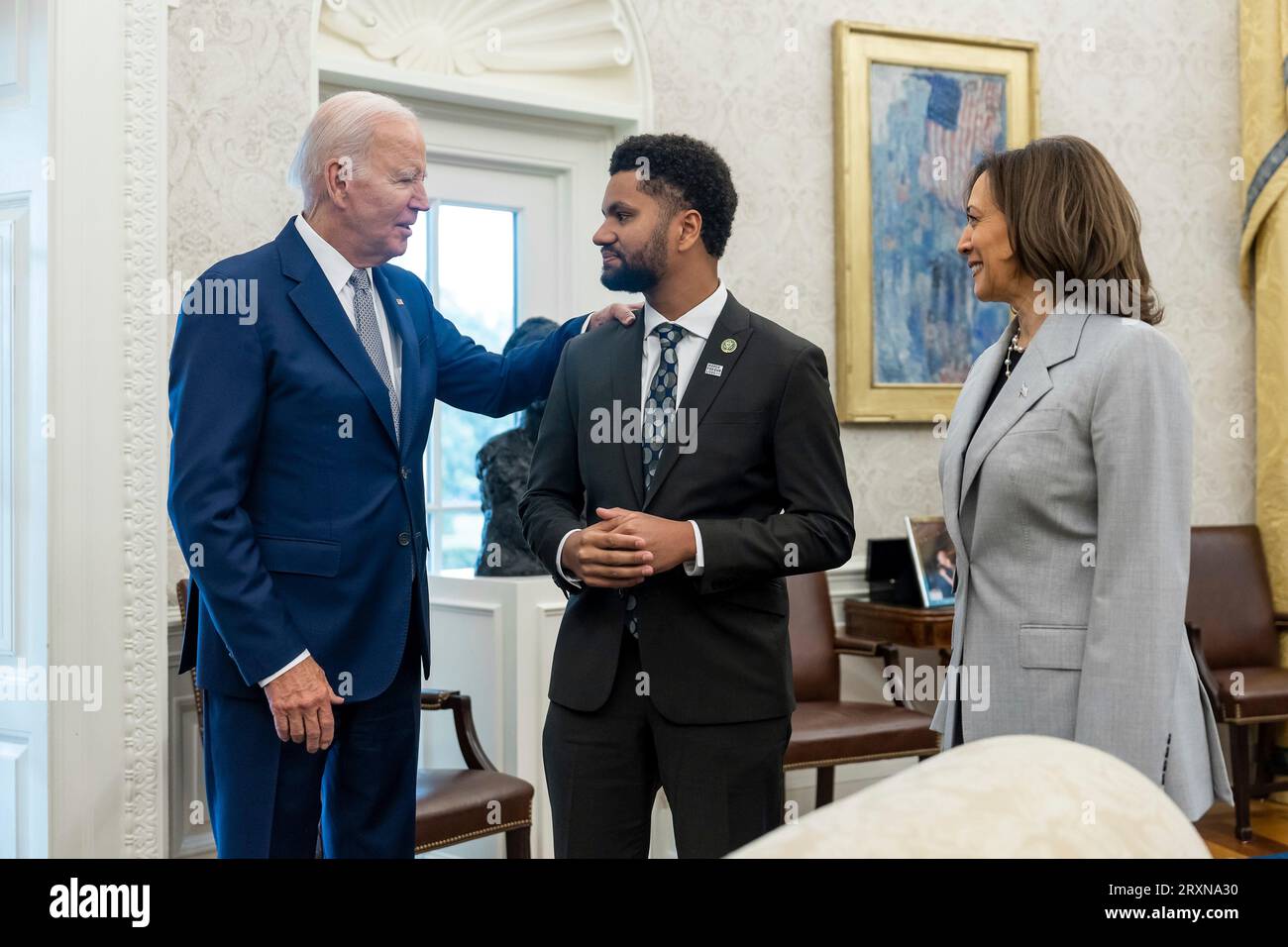 Washington, Usa. 22. September 2023. US-Präsident Joe Biden, links, spricht mit dem Repräsentanten Maxwell Frost D-FL, Mitte, und Vizepräsidentin Kamala Harris, rechts, blickt auf eine Veranstaltung, bei der die Einrichtung des Office of Gun Violence Prevention im Oval Office of the White House, 22. September 2023, in Washington, D.C. angekündigt wird. Credit: Adam Schultz/White House Photo/Alamy Live News Stockfoto