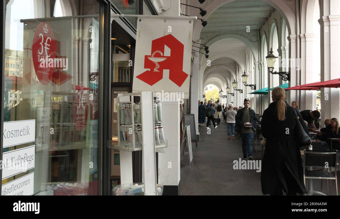 Vor einer Apotheke hängt ein Fähnchen mit dem Apotheken-Logo. Symbolbild/Symbolfoto. Altstadt Hamburg *** vor einer Apotheke hängt eine Flagge mit dem Apotheken-Logo-Symbol Bildsymbol Foto Altstadt Hamburg Credit: Imago/Alamy Live News Stockfoto