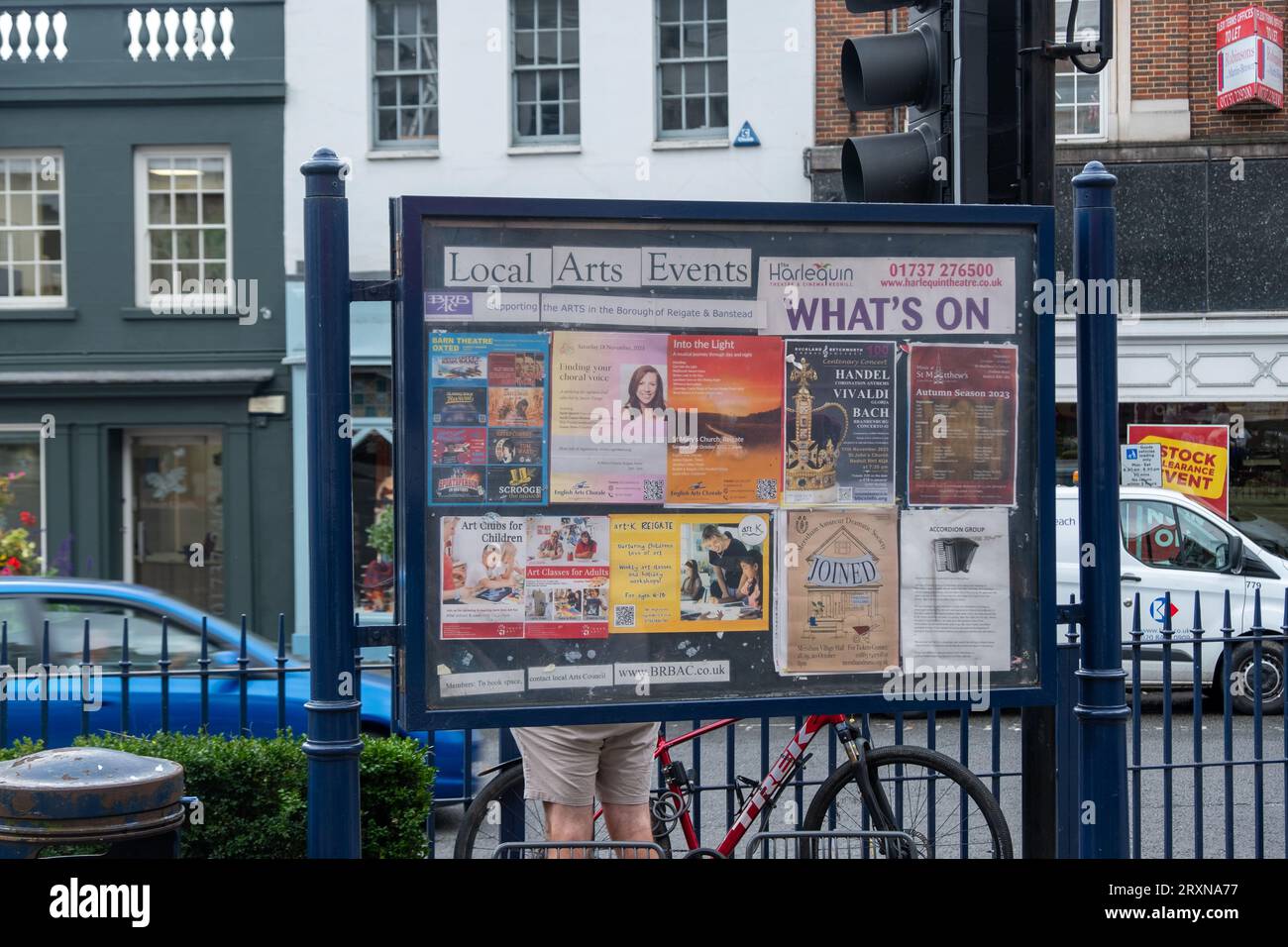 Reigate, Surrey, Großbritannien - 26. September 2023: Informationstafel für lokale Unterhaltung an der Reigate High Street im Stadtzentrum. Stockfoto
