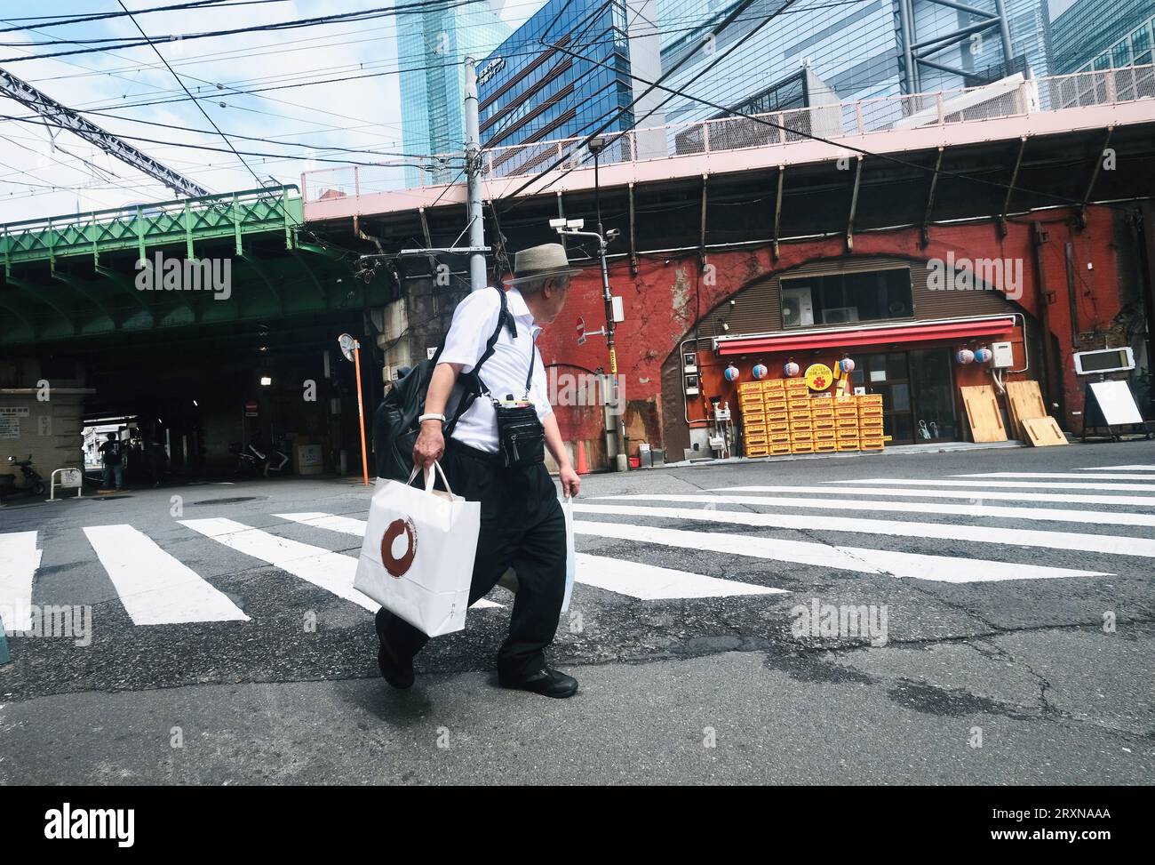 Ein Mann spaziert auf der Straße in Shimbashi, Tokio, Japan Stockfoto