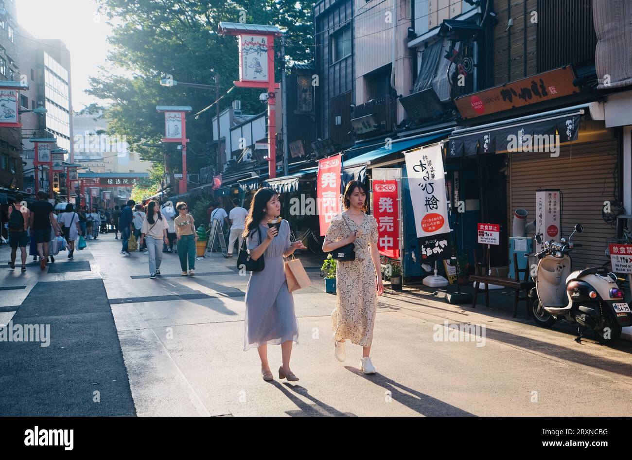 Zwei japanische Frauen laufen in Asakusa, Tokio, Japan, entlang einer Straße Stockfoto