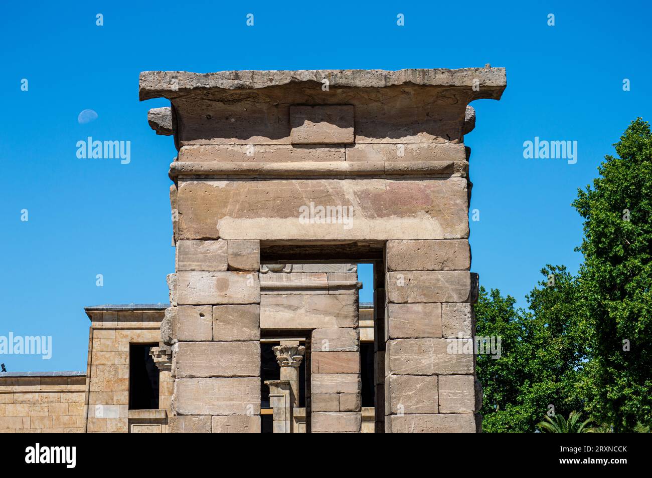 MADRID, SPANIEN - 8. JULI 2023: Der Tempel von Debod ist ein altägyptischer Tempel, der am 8. Juli 2023 im Zentrum von Madrid, Spanien, wiederaufgebaut wurde Stockfoto