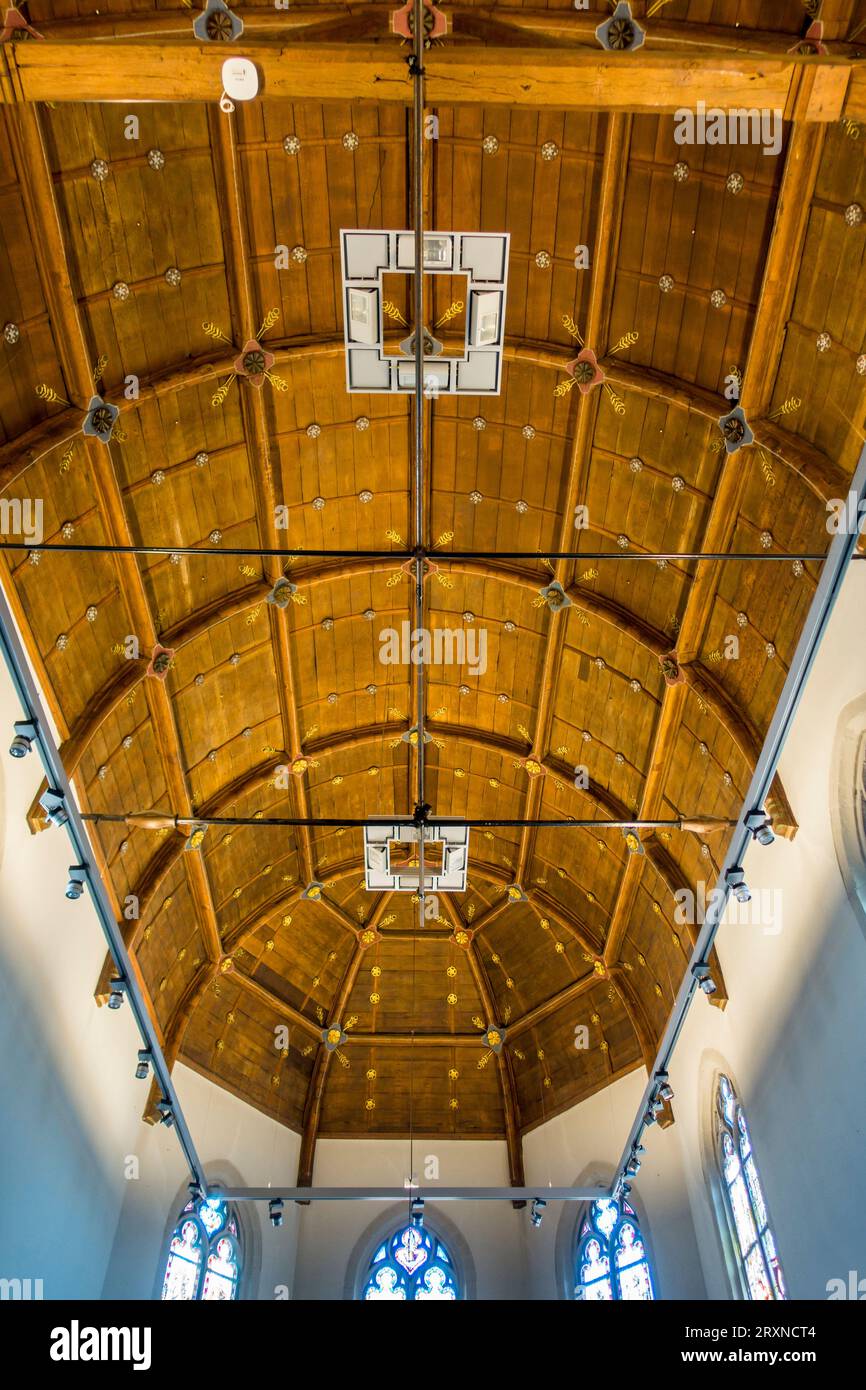 Hölzerne Decke, die einem umgedrehten Schiffskiele ähnelt, im Geel Hospiz für die psychisch kranke Kapelle/Augustinisches Krankenhaus Museum, Antwerpen, Belgien Stockfoto