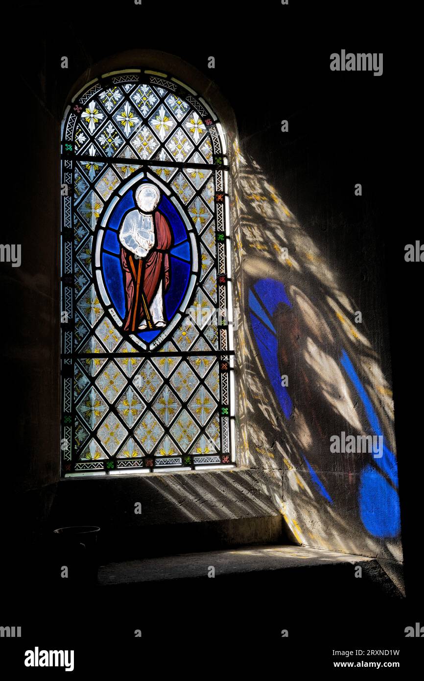 Reflektionen von Buntglasfenstern in der Hawley Church Stockfoto