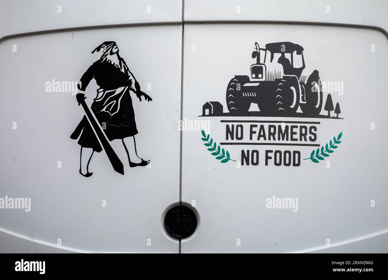 Ein Schild auf der Rückseite eines weißen Lieferwagens mit der Aufschrift „No Farmers, No Food“ und die Silhouette eines Mannes mit einem Schwert, Montrouge, Frankreich. Stockfoto