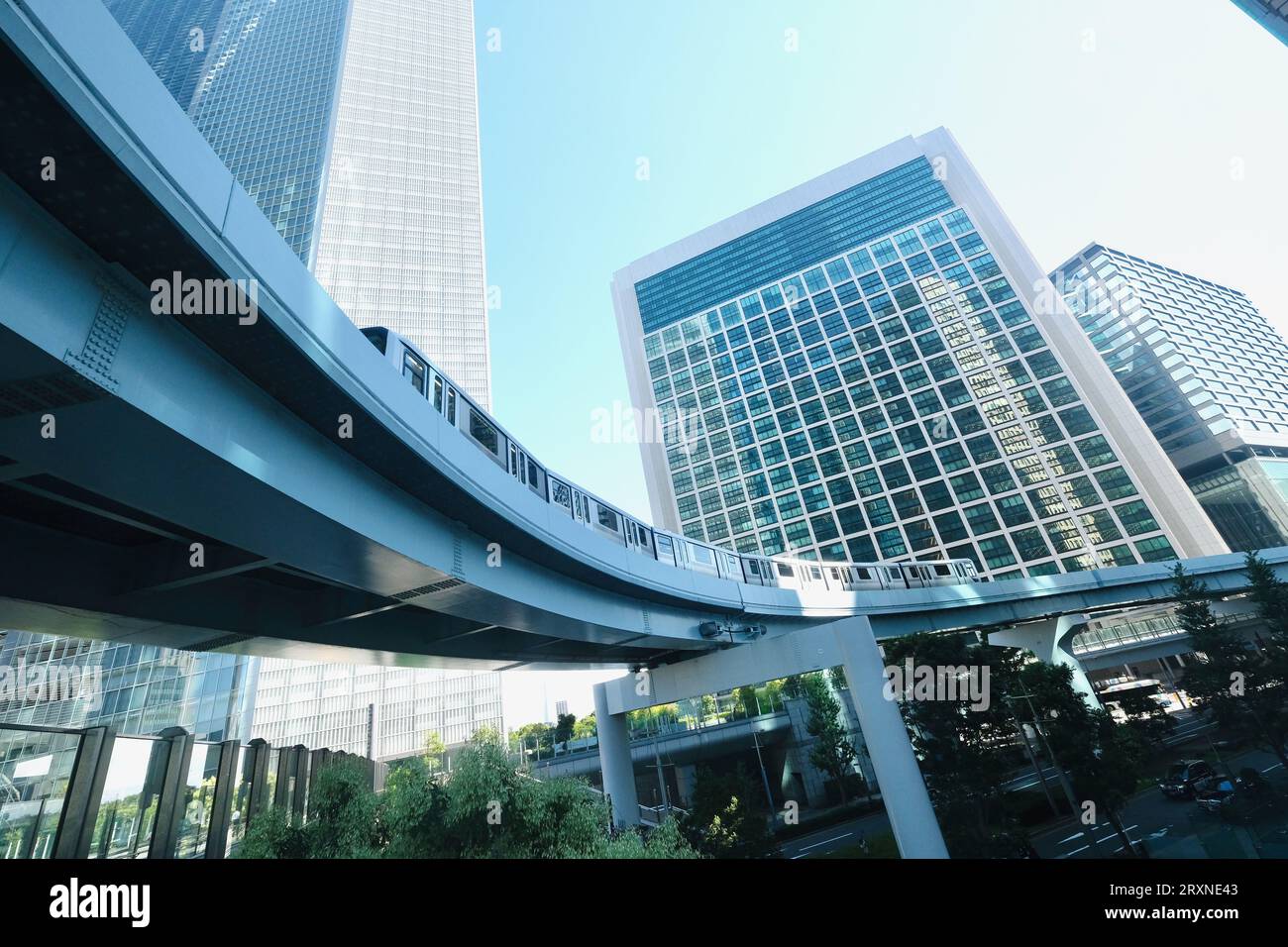 Eine Einschienenbahn fährt durch Wolkenkratzer in Shiodome Tokyo, Japan Stockfoto