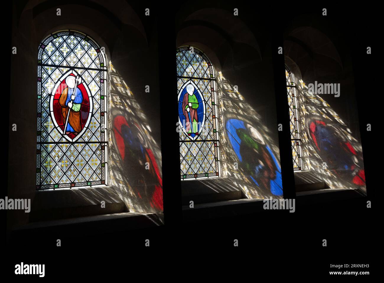 Reflektionen von Buntglasfenstern in der Hawley Church Stockfoto
