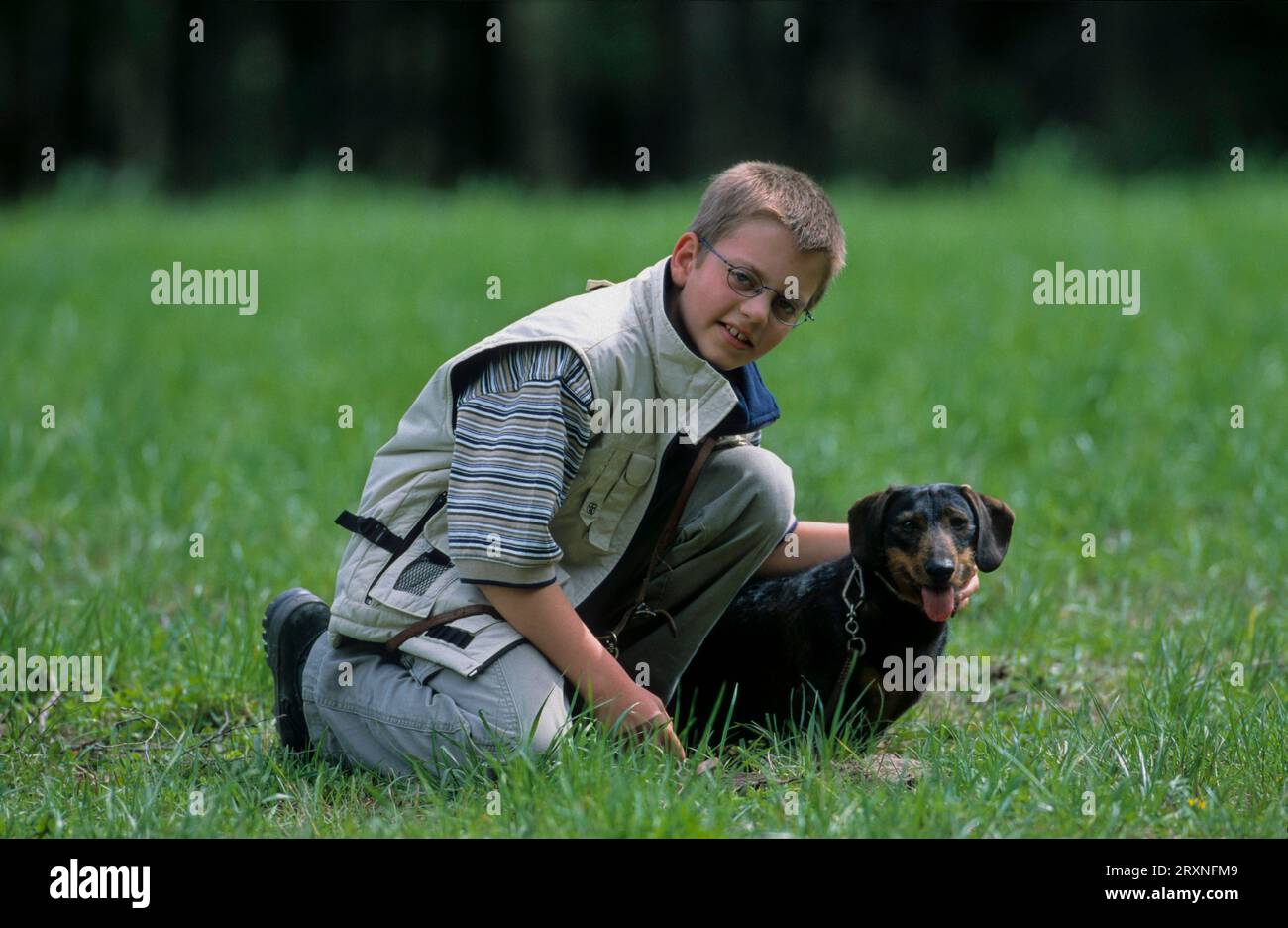 Junge mit Hund Dachshund Stockfoto