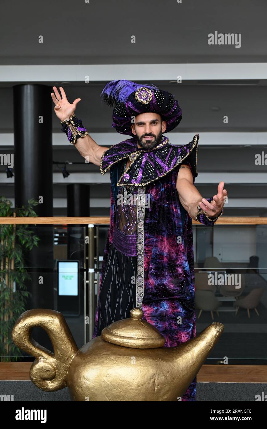 Wird Aladdin den Tag retten? Wird Prinzessin Jasmine sich zurechtfinden? Wird der Genie befreit? Es gibt nur einen Weg, das herauszufinden… Kommen Sie und sehen Sie Aladdin, Croydons Pantomime Nr. 1! UK Productions und BH Live Today kündigen das Casting für die diesjährige bezaubernde Pantomime Aladdin an, die vom 16. Dezember 2023 bis zum 07. Januar 2024 in den Fairfield Halls im Ashcroft Theatre spielen wird. Begleiten Sie den Helden Aladdin, seine Mutter Witwe Twankey und seinen Bruder Wishee Washee auf ein magisches Abenteuer und versuchen Sie, den bösen Abanazar und seinen Plan, mit Hilfe von The Genie of the Lamp ... Meister der Welt zu werden, zu besiegen Stockfoto