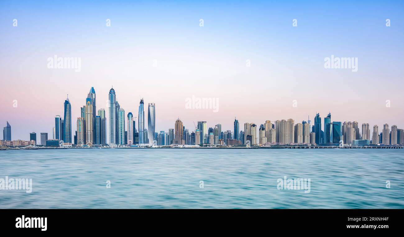 Dubai, Vereinigte Arabische Emirate, 26. Mai 2017. Atemberaubendes Sonnenuntergangspanorama der modernen Skyline von Dubai Marina, ein Reiseziel Stockfoto