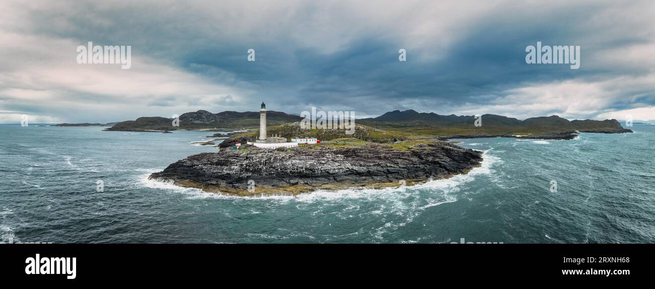 Luftpanorama des Ardnamurchan Point mit dem 35 Meter hohen Leuchtturm, am westlichsten Punkt der britischen Hauptinsel, Ardnamurchan, Schottland Stockfoto