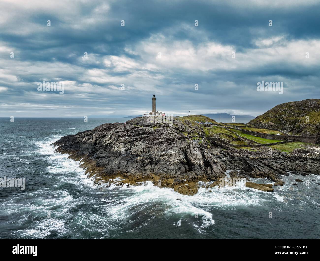 Luftaufnahme des Ardnamurchan Point mit dem 35 Meter hohen Leuchtturm, am westlichsten Punkt der britischen Hauptinsel, Ardnamurchan, Schottland Stockfoto