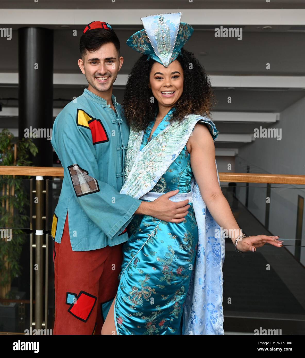 Wird Aladdin den Tag retten? Wird Prinzessin Jasmine sich zurechtfinden? Wird der Genie befreit? Es gibt nur einen Weg, das herauszufinden… Kommen Sie und sehen Sie Aladdin, Croydons Pantomime Nr. 1! UK Productions und BH Live Today kündigen das Casting für die diesjährige bezaubernde Pantomime Aladdin an, die vom 16. Dezember 2023 bis zum 07. Januar 2024 in den Fairfield Halls im Ashcroft Theatre spielen wird. Begleiten Sie den Helden Aladdin, seine Mutter Witwe Twankey und seinen Bruder Wishee Washee auf ein magisches Abenteuer und versuchen Sie, den bösen Abanazar und seinen Plan, mit Hilfe von The Genie of the Lamp ... Meister der Welt zu werden, zu besiegen Stockfoto