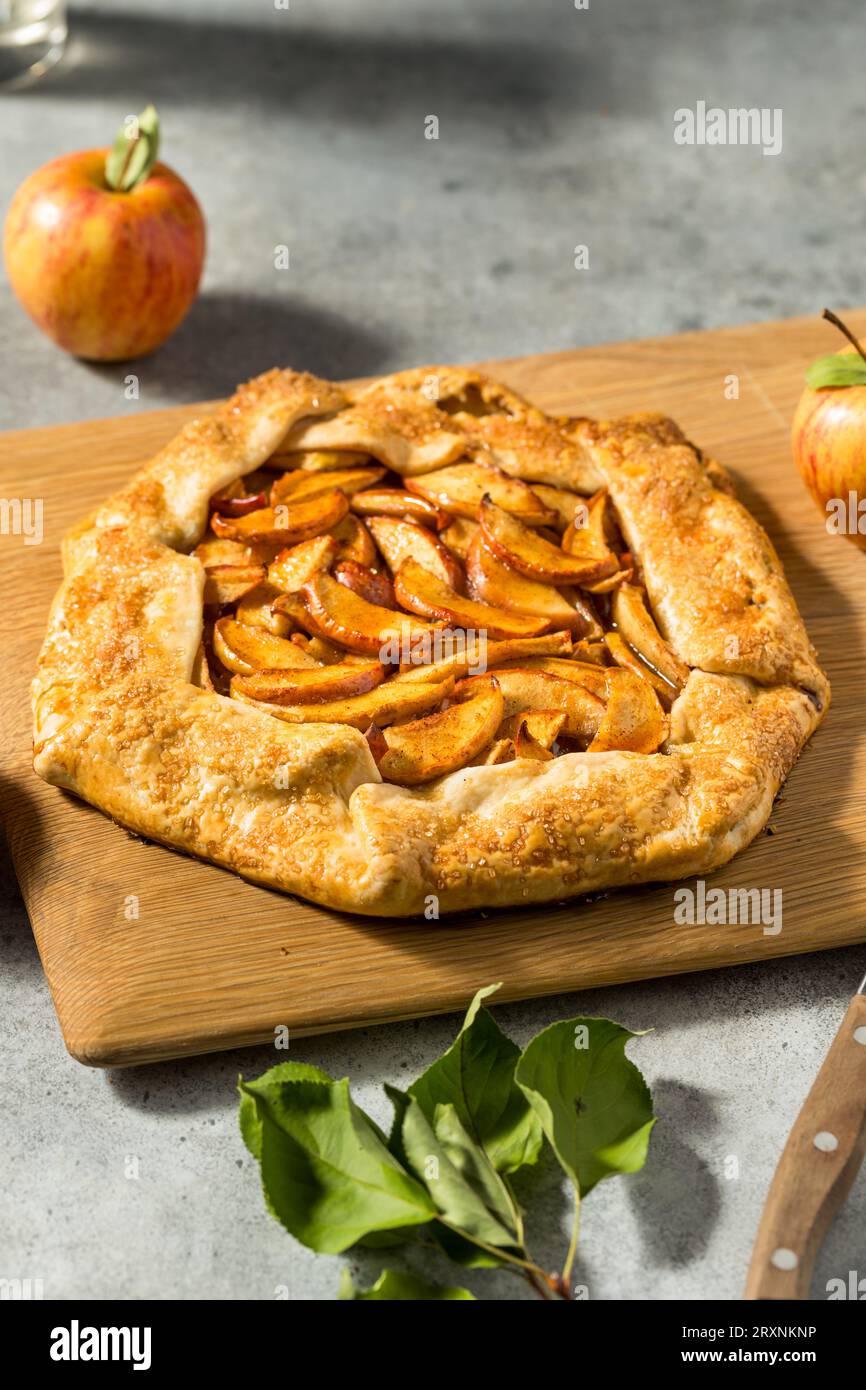 Süßes französisches Bio-Apfel-Galette-Dessert mit Zimtzucker Stockfoto