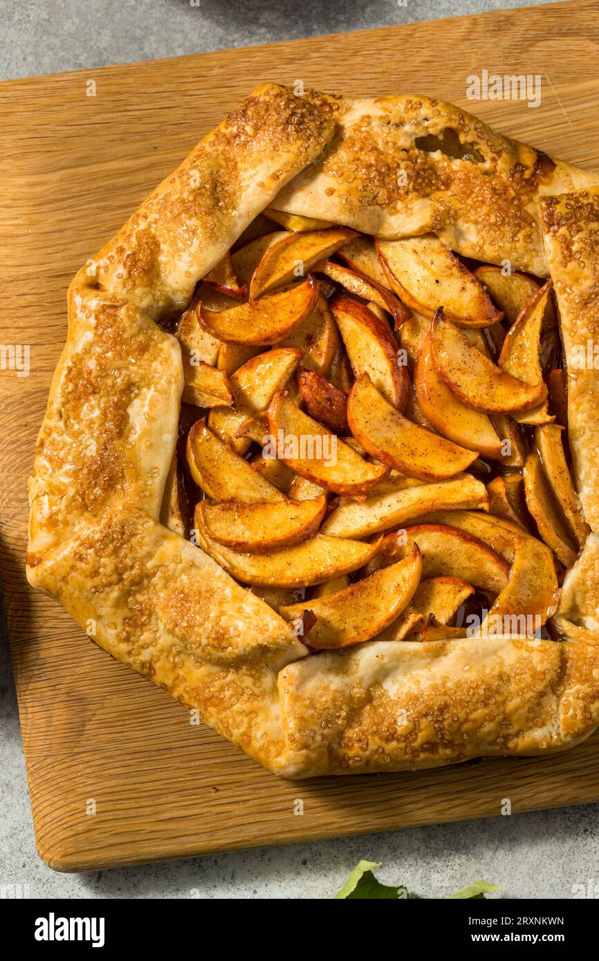 Süßes französisches Bio-Apfel-Galette-Dessert mit Zimtzucker Stockfoto