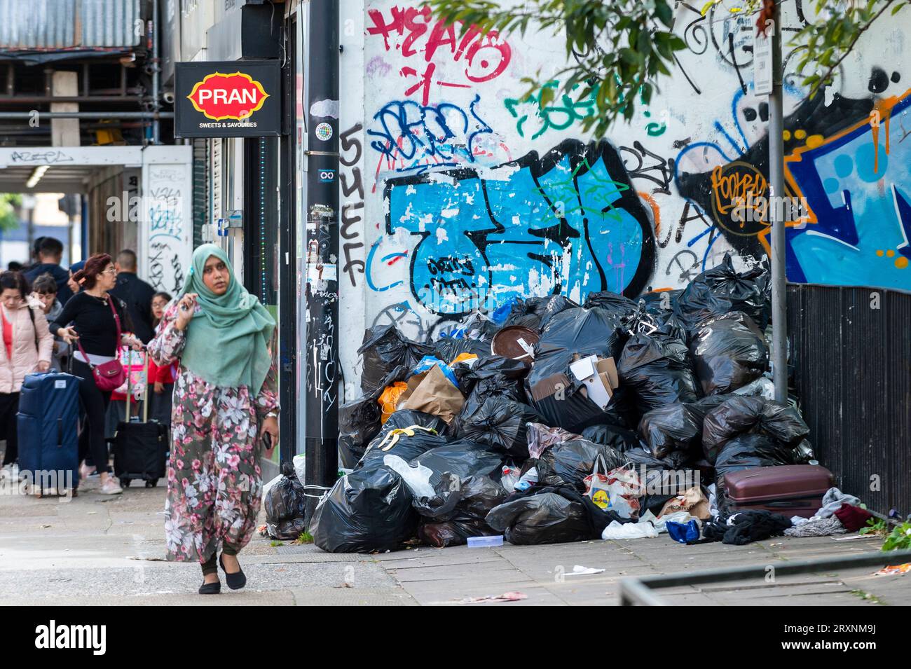 London. UK. 26. September 2023. Auf den Gehwegen in der Nähe von Whitechapel sind Unmengen von nicht gesammeltem Müll zu sehen. Die Abfallsammler des Tower Hamlets Council schließen ihre Runden nicht ab, da ihr Streit mit der örtlichen Behörde über die Bezahlung weiter andauert. Ihr Walkout begann am 18. September und Unite The Union hat erklärt, dass mehr als 200 Arbeitnehmer eine nationale pauschale Lohnerhöhung von 1.925 £ abgelehnt haben, weil sie unter der Inflation liegt. Quelle: Stephen Chung / Alamy Live News Stockfoto