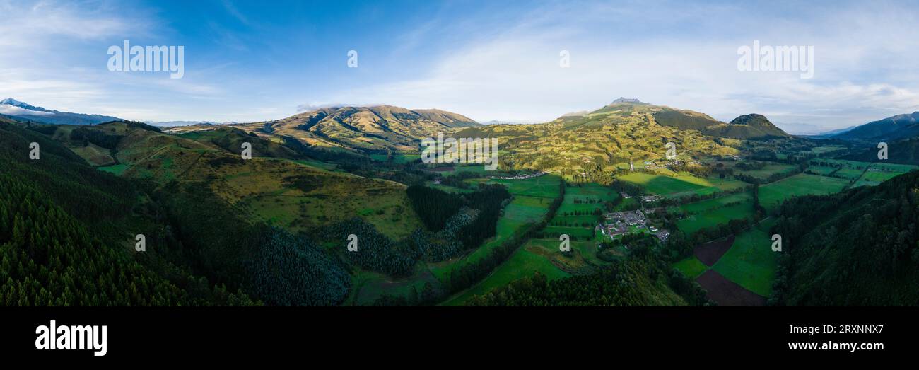 Drone View of Hacienda Zuleta Farm and umliegende Landschaft in der Abenddämmerung, Imbabura Province, Ecuador Stockfoto