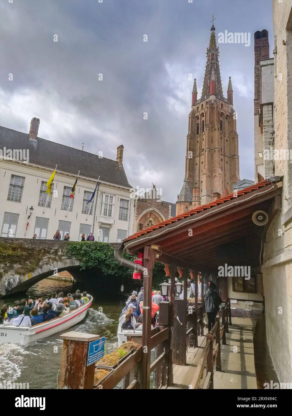 Brügge, die Hauptstadt von Westflandern im Nordwesten Belgiens, zeichnet sich durch seine Kanäle, Kopfsteinpflasterstraßen und mittelalterlichen Bauten aus Stockfoto