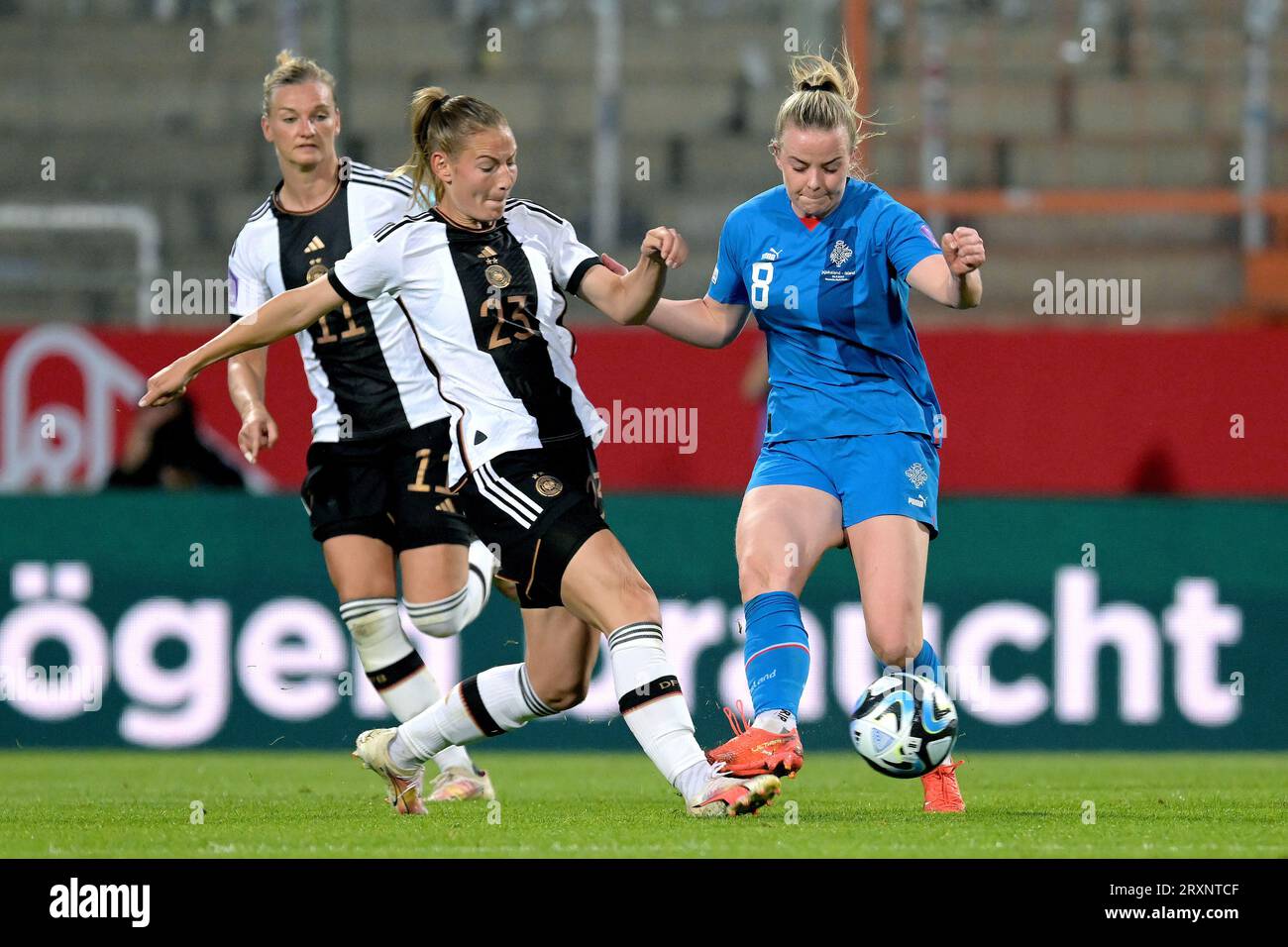 BOCHUM - (l-r) Sarai Linder aus Deutschland, Berglind Agustsdottir aus Island während des UEFA Nations League-Frauenspiels zwischen Deutschland und Island im Vonovia Ruhr-Stadion am 26. September 2023 in Bochum. ANP | Hollandse Hoogte | GERRIT VAN COLOGNE Stockfoto