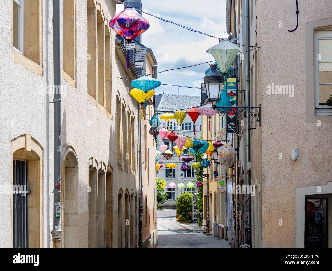 Wunderschöne chinesische Lampions in hellen Farben in den alten Straßen von Luxemburg-Stadt Stockfoto