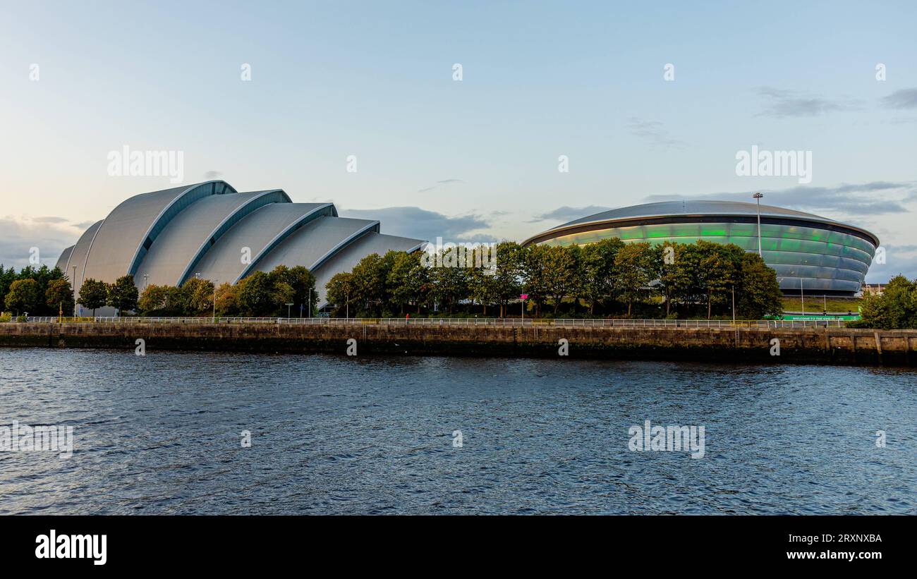 Das Clyde Auditorium SEC Armadillo, links gehören mit der Veranstaltungshalle OVO Hydro rechts zum Scottish Exhibition and Conference Centre SECC und ist für größere Veranstaltungen wie Konzerte und u.a der Klimakonferenz COP26 ausgelegt - die Stadt Glasgow am Fluß Clyde ist die größte Stadt Schottlands und die drittgrößte des Vereinigten Königreichs 18.09.2023 Glasgow Schottland Großbritannien *** das Clyde Auditorium SEC Armadillo, auf der linken Seite, zusammen mit der Veranstaltungshalle OVO Hydro auf der rechten Seite, ist Teil des Scottish Exhibition and Conference Centre SECC und für größere Veranstaltungen ausgelegt Stockfoto