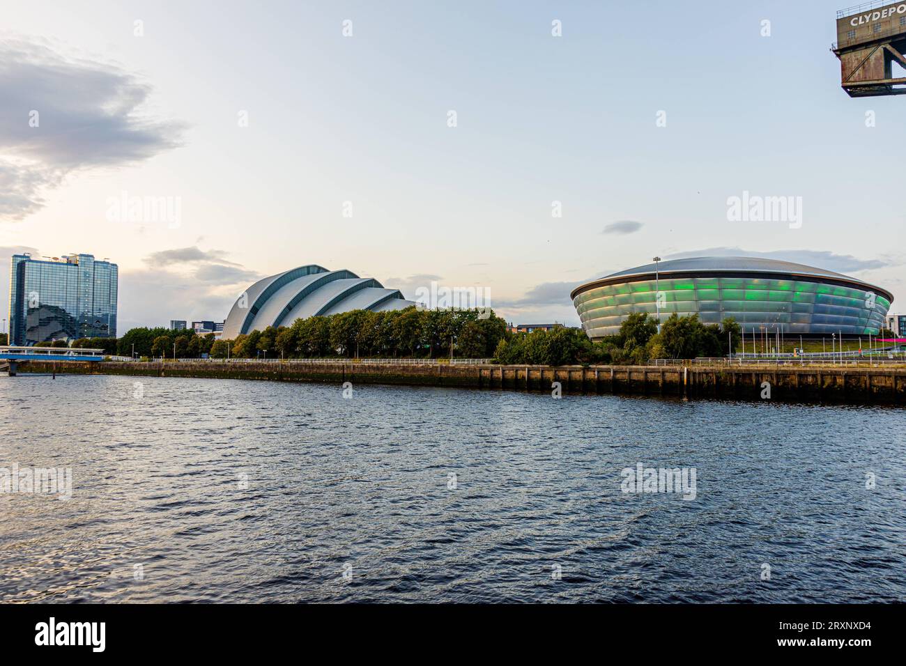 Das Clyde Auditorium SEC Armadillo, links gehören mit der Veranstaltungshalle OVO Hydro rechts zum Scottish Exhibition and Conference Centre SECC und ist für größere Veranstaltungen wie Konzerte und u.a der Klimakonferenz COP26 ausgelegt - die Stadt Glasgow am Fluß Clyde ist die größte Stadt Schottlands und die drittgrößte des Vereinigten Königreichs 18.09.2023 Glasgow Schottland Großbritannien *** das Clyde Auditorium SEC Armadillo, auf der linken Seite, zusammen mit der Veranstaltungshalle OVO Hydro auf der rechten Seite, ist Teil des Scottish Exhibition and Conference Centre SECC und für größere Veranstaltungen ausgelegt Stockfoto