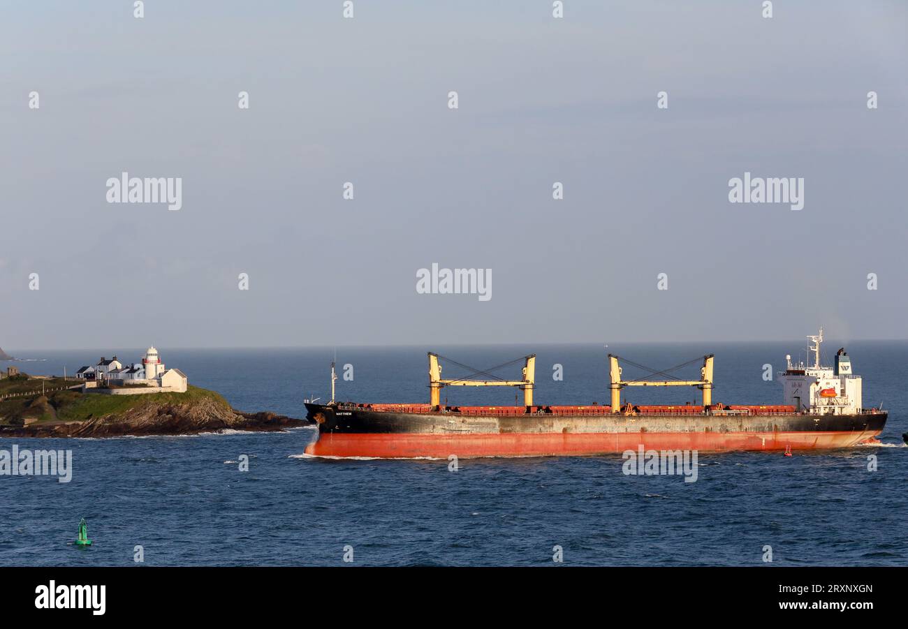 Roches Point, Cork, Irland. 26. September 2023. Der Massengutfrachter MV Matthew, der verdächtigt wird, eine große Menge Kokain zu transportieren, kommt unter Seeskorte in Roches Point, Cork, an, wo später heute eine Suche nach dem Schiff stattfinden wird. Erste Schätzungen deuten darauf hin, dass sich an Bord bis zu 2 Tonnen Kokain befinden könnten. David Creedon / Alamy Live News. Stockfoto