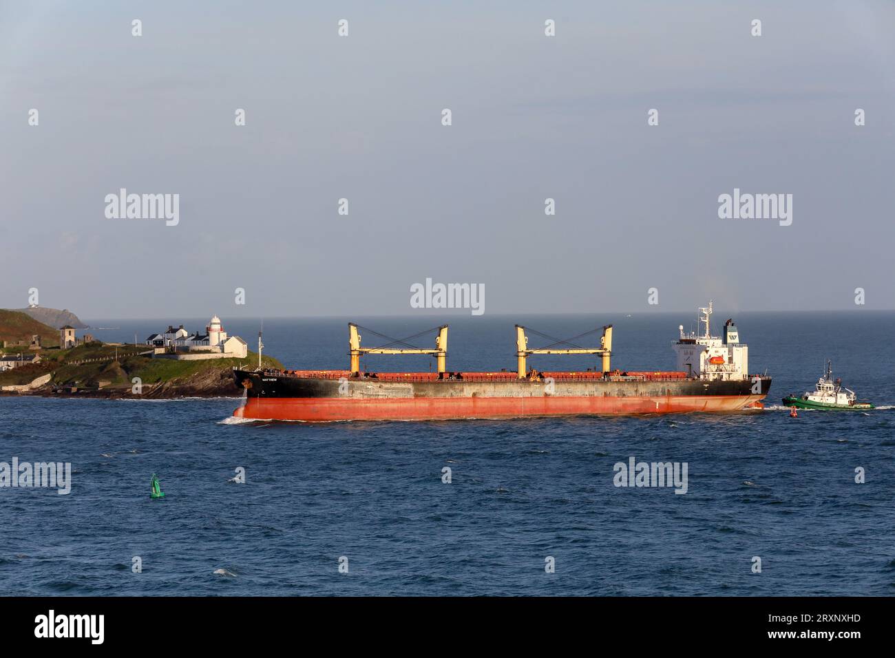 Roches Point, Cork, Irland. 26. September 2023. Der Massengutfrachter MV Matthew, der verdächtigt wird, eine große Menge Kokain zu transportieren, kommt unter Seeskorte in Roches Point, Cork, an, wo später heute eine Suche nach dem Schiff stattfinden wird. Erste Schätzungen deuten darauf hin, dass sich an Bord bis zu 2 Tonnen Kokain befinden könnten. David Creedon / Alamy Live News. Stockfoto