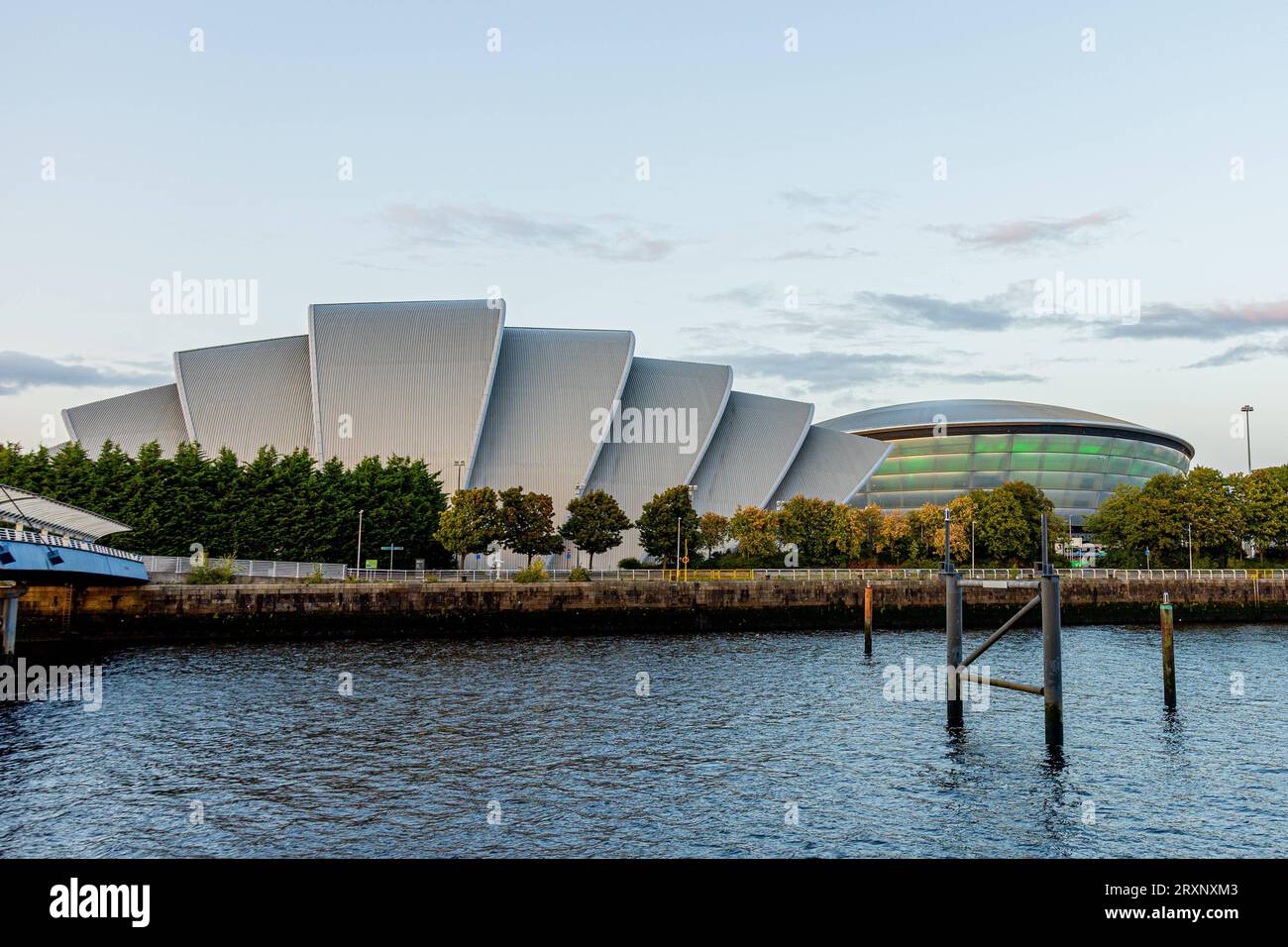 Das Clyde Auditorium SEC Armadillo, links gehören mit der Veranstaltungshalle OVO Hydro rechts zum Scottish Exhibition and Conference Centre SECC und ist für größere Veranstaltungen wie Konzerte und u.a der Klimakonferenz COP26 ausgelegt - die Stadt Glasgow am Fluß Clyde ist die größte Stadt Schottlands und die drittgrößte des Vereinigten Königreichs 18.09.2023 Glasgow Schottland Großbritannien *** das Clyde Auditorium SEC Armadillo, auf der linken Seite, zusammen mit der Veranstaltungshalle OVO Hydro auf der rechten Seite, ist Teil des Scottish Exhibition and Conference Centre SECC und für größere Veranstaltungen ausgelegt Stockfoto
