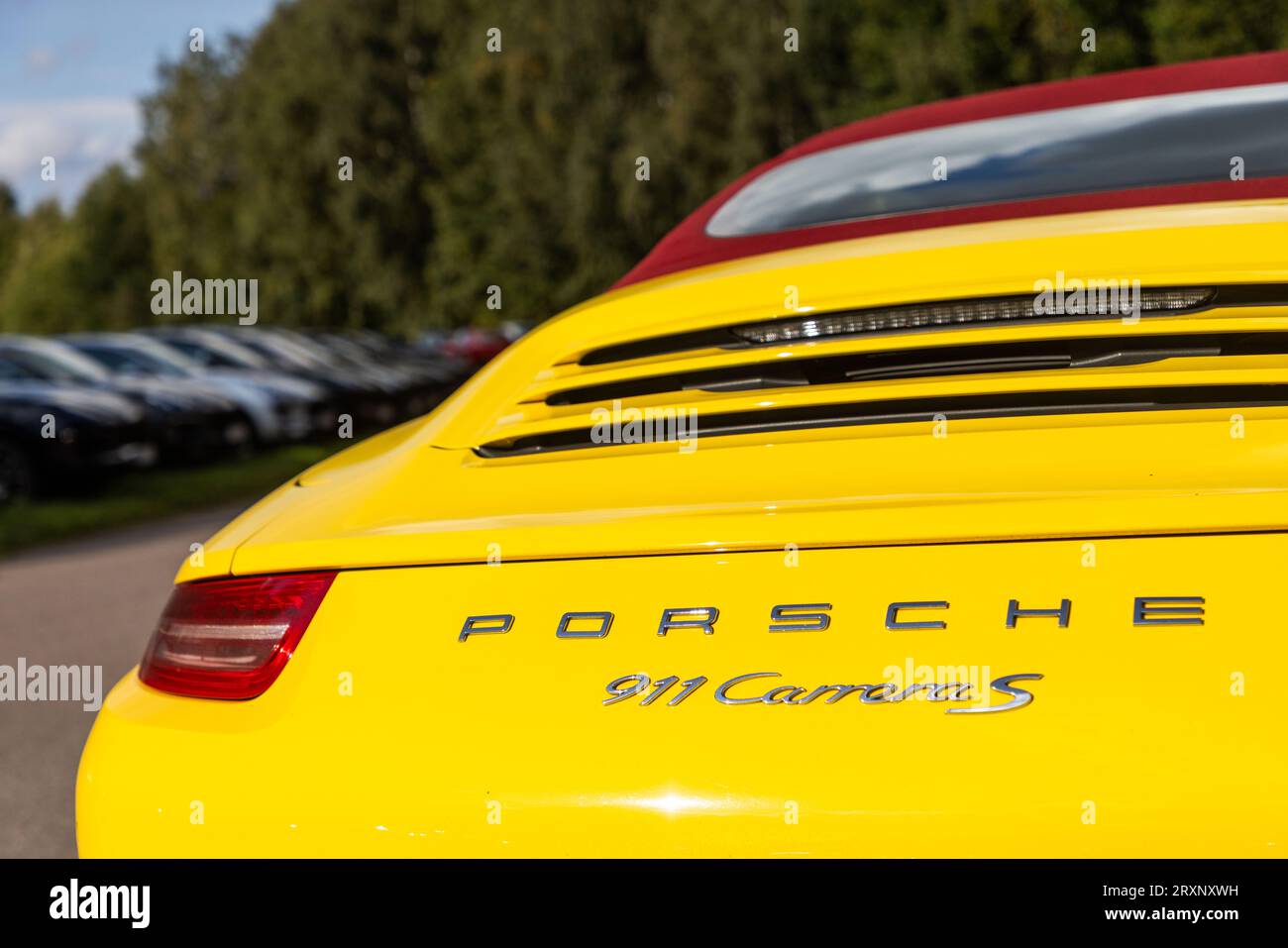 Porsche Cars, ein gelber Porsche 911 Carrera S, Mantorp Park, Schweden. Stockfoto