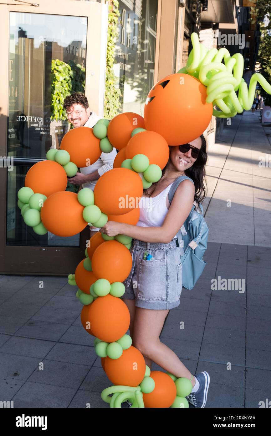 Seattle, USA. September 2023. Eine Person mit halloween-Ballon-Stick. Stockfoto