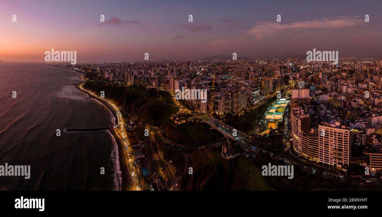 Luftaufnahme des Bezirks Miraflores in der Abenddämmerung, Lima, Provinz Lima, Peru Stockfoto