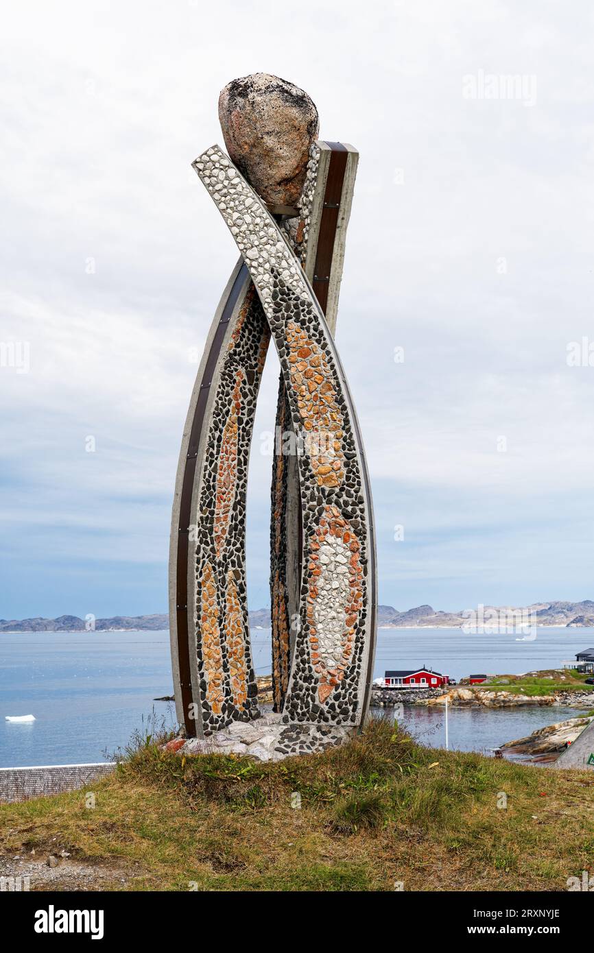 Nuuk, Grönland - 21. August 2023: Diese Inussuk-Skulptur von Niels Motfeldt wurde aus Beton, Kupfer und Steinen geschaffen, die am grönländischen Ufer gesammelt wurden Stockfoto