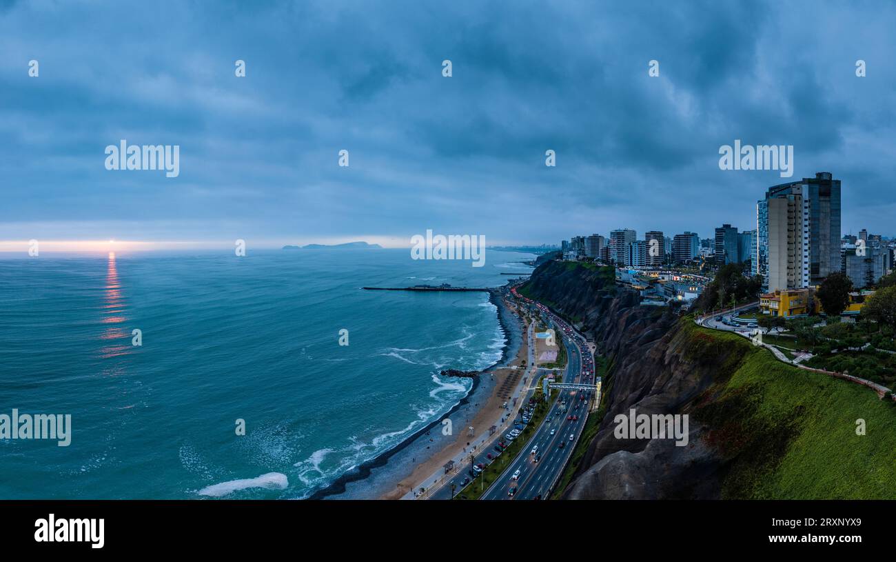 Luftaufnahme des Bezirks Miraflores in der Abenddämmerung, Lima, Provinz Lima, Peru Stockfoto