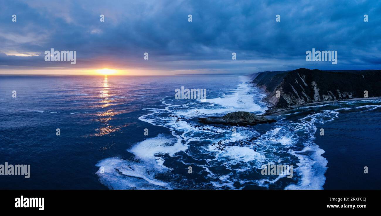 Drohnen-Blick auf Gerickes Point bei bewölktem Sonnenuntergang, Westkap, Südafrika Stockfoto