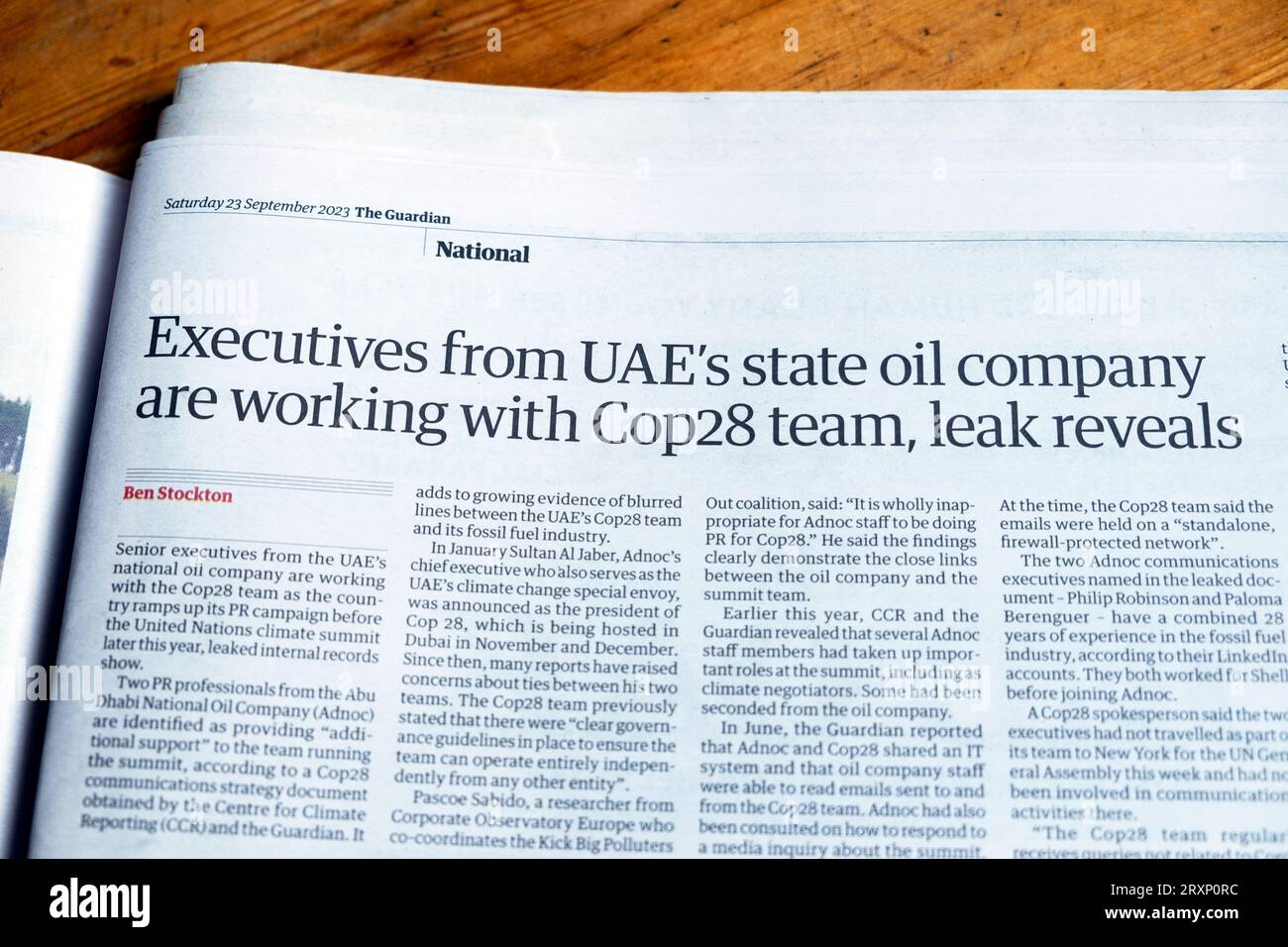 „Führungskräfte des staatlichen Ölkonzerns der Vereinigten Arabischen Emirate arbeiten mit dem Cop28-Team zusammen, Leck enthüllt“, Guardian-Zeitung, Ölkonzern Climate Change, artikel UK 2023 Stockfoto