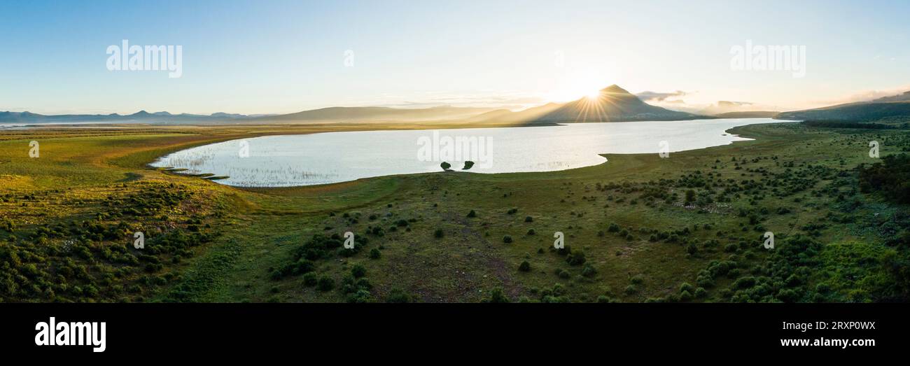 Luftaufnahme des Nqweba Dam bei Sonnenaufgang, Graaff-Reinet, Eastern Cape, Südafrika Stockfoto